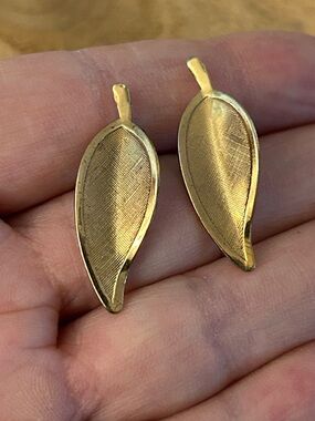 Delicate Gold Leaf stud Earrings - Elegant Women’s Jewelry with a patterned leaf